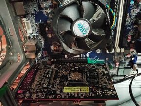 AMD Radeon Pro WX 5100 8GB a XFX RX 470 8GB