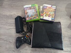 Xbox 360 slim , ovladač, zdarma 15 orig. her