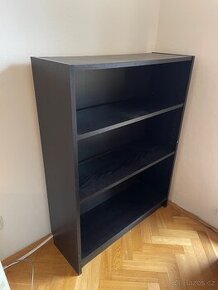 ikea knihovna tmava dyha