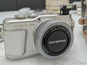 OLYMPUS PEN E-PL9 BÍLÁ + M.ZUIKO 14-42mm a brašna