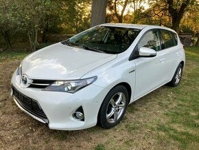 TOYOTA AURIS HYBRID ROK 2013, 1.MAJ. 135000 KM