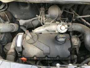 Motor VW T5 1.9tdi 63kw  AXC