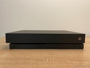 Xbox One X - 1TB + ovladač, velmi pěkný stav