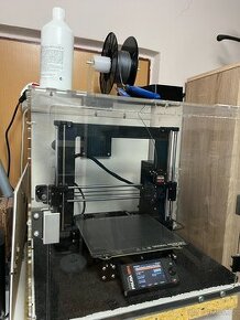 Prodám 3D tiskárnu Prusa MK4 s boxem