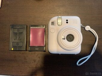 Prodám fotoaparát Instax Mini 12 Bílý + filmy zdarma