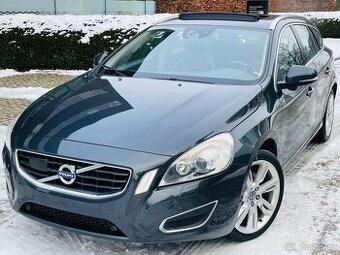 Volvo V60 2.4 D5 4x4 158KW AUTOMAT KAMERA TAŽNÉ SERVISKA