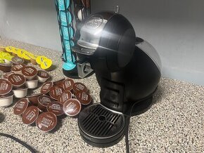 Kávovar Dolce Gusto Krups s kapslemi a stojánkem