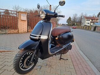 Elektroskútr Sakura (Vespa), 4 kw, 75 km/h, najeto 3000 km