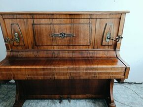 M. Hlucháň - velmi starý klavír, piano k hezkém stavu