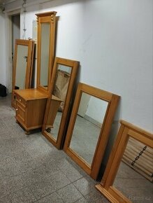 Zrcadla v dřevěném rámu