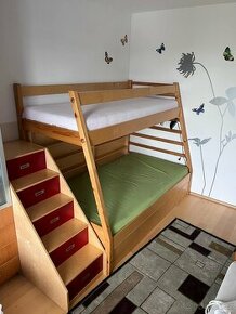 Dřevěná patrová postel s policemi, žebřinami a schody z šupl