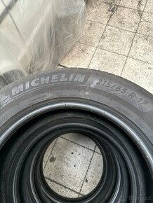 215/65R17. Michelin Primacy - 1