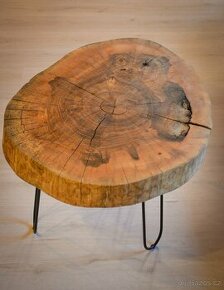 Ručně vyráběný konferenční stolek z kmene stromu
