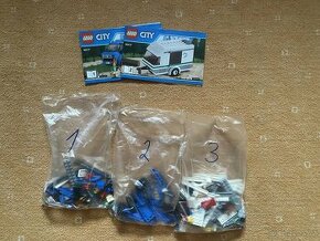 Lego auto s karavanem