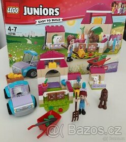 Lego Juniors Mia a kufřík na farmu a podložka Lego