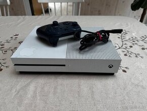 Xbox One S + 8 her