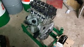 Motor BMW 2.0D B47C20B poškozený