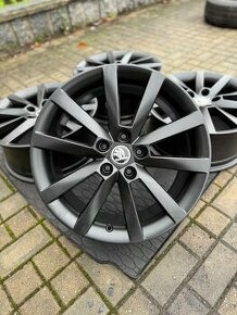 ORIGINÁL Alu Škoda ALARIS 5x112, R18 - TOP STAV