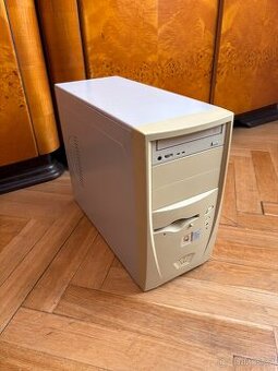 Historický počítač (Pentium III)