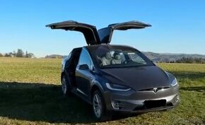 Služba řidiče na svatbu s Teslou Model X – Luxusní zážitek p