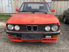 BMW 520 i E28 cervena nahradni dily