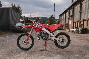 Honda CR250R rv. 1999 po kompletní renovaci.