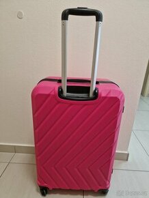 Růžový cestovní kufr