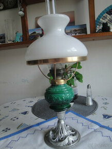 překrásná petrolejová lampa s nádobkou z malachitové