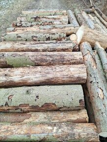 Palivové dřevo sypané,  rovnané