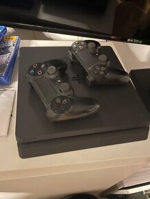 PS4 slim se dvěma ovladači + 10 her