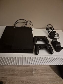 PS4, 2x ovladač, dobíjecí stanice