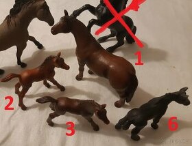 43.Schleich Hanoverská klisna, její hříbě a hříbě Percheróna