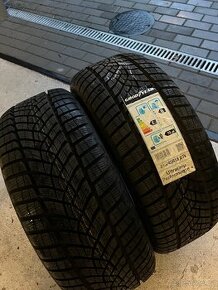 Goodyear UltraGrip Performance+ 215/45 R18 93V