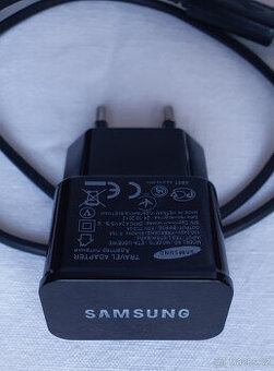 Černá cestovní nabíječka Samsung včetně micro USB kabelu