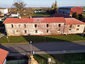 Komerční uzavřený areál,sklady,bydlení,parkování,5000m2 - 1