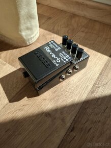 Reverb boss pedal efekt RV-6