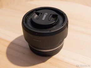 Canon RF 16 mm f/2,8 STM se sluneční clonou EW-65C