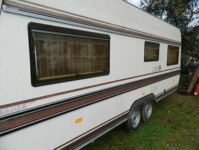 Dvouosý karavan HOBBY Prestige - výborný stav - 1