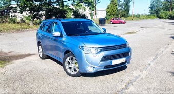 Mitsubishi Outlander PHEV 2013