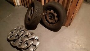 2x zimní pneu kola 185/60 R14, střešní nosiče Hyundai Accent