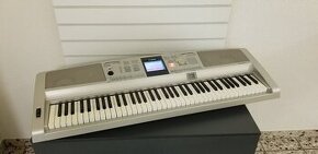 Yamaha DGX-305 - 76 kláves s dynamikou