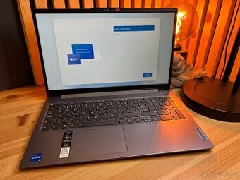 Lenovo IdeaPad Slim 3 (15IAH8), záruka do 4/2026.