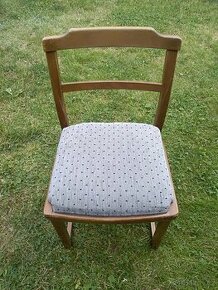 Čalouněná dřevěná židle