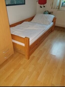 Dřevěná postel