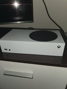 Xbox series s i s účtem s hrami.