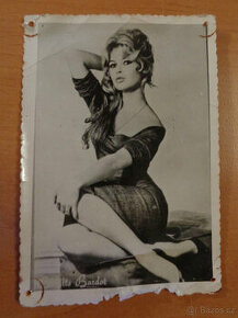 Stará fotografie Brigitte Bardot poškozená - 1