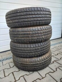 Pneu 235/70 R 15