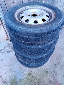 Zimní pneumatiky 165/70 R 13 na discích Felicia