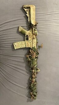 Specna Arms Airsoft M4 s tlumičem, camo, zásobníky