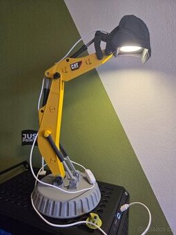 3D tištěná funkční stolní lampa ve stylu bagru CAT